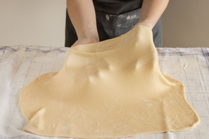 Strudelteig ziehen