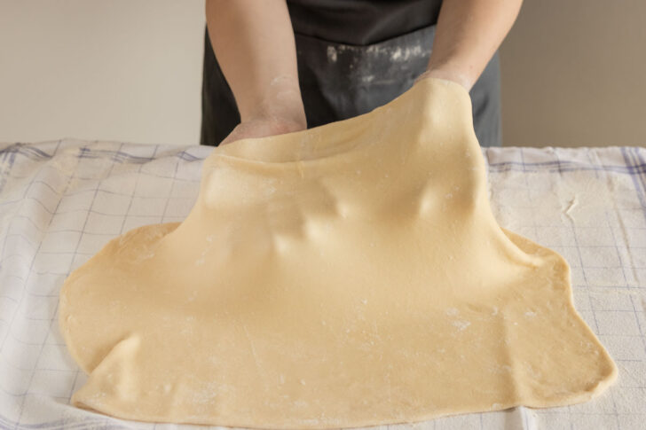 Strudelteig ziehen