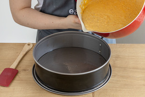 Süßkartoffelmasse in Springform geben