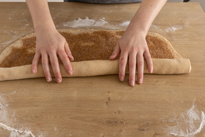 Zimtschnecken einrollen