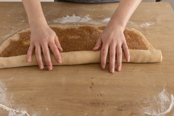 Zimtschnecken einrollen