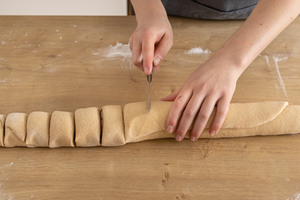 Zimtschnecken schneiden