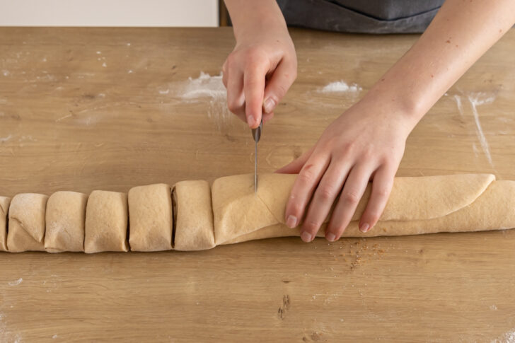 Zimtschnecken schneiden