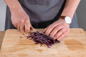 Rotkohl schneiden