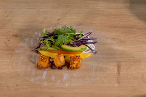 Füllung für vegane Sommerrollen auf Reispapier legen