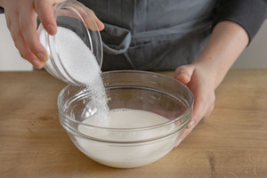 Zucker mit Milch verrühren