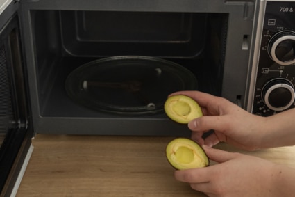 Avocado in der Mikrowelle reifen lassen