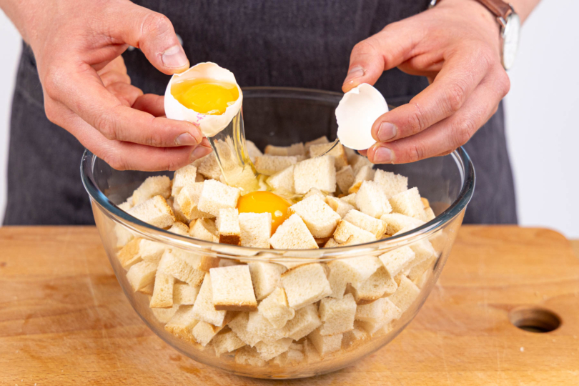 Brot würfeln und Eier dazuschlagen