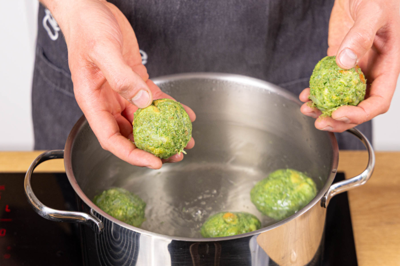 Bärlauchknödel gar ziehen