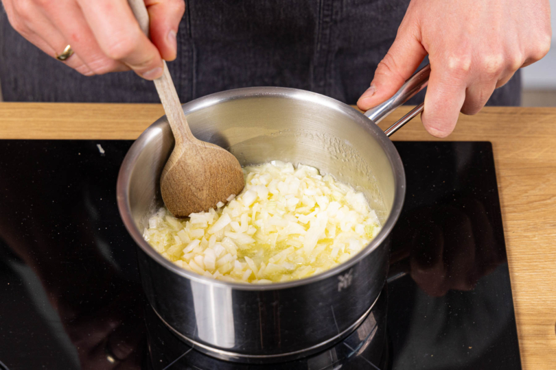Zwiebelwürfel in butter anschwitzen