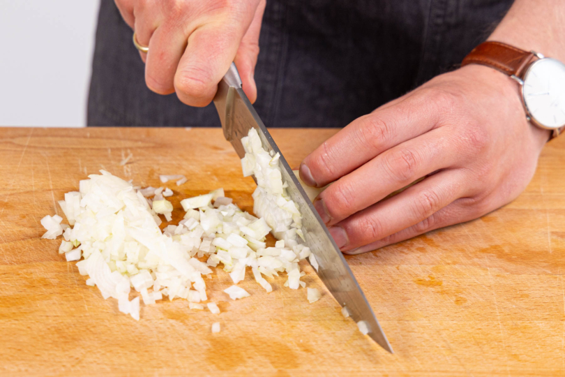 Zwiebel in feine Wüfel schneiden