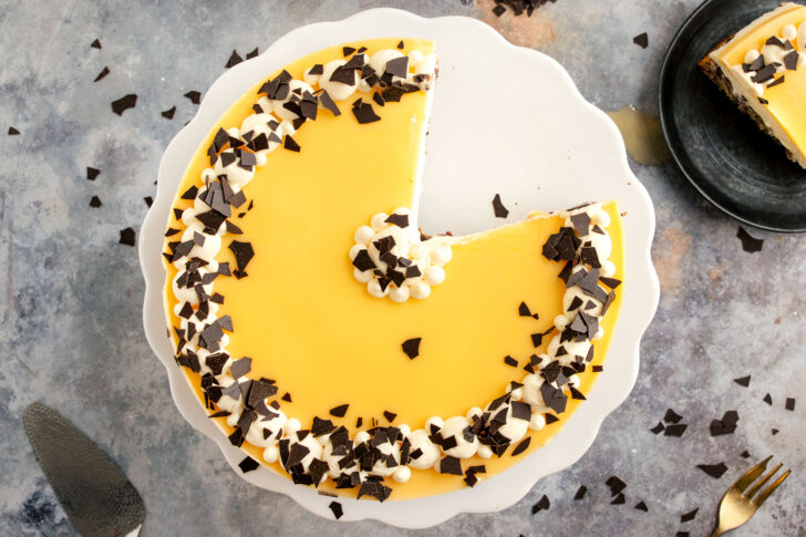 Eierlikörtorte mit Nussboden und Kirschen