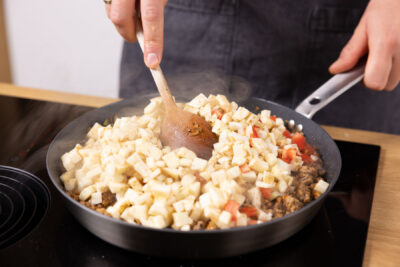 Auberginenstücke mit Auberginenwürfel anbraten.