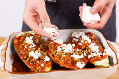 Feta über der Aubergine verteilen