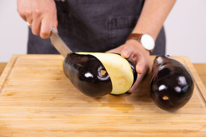 Aubergine in Hälfte scheniden.