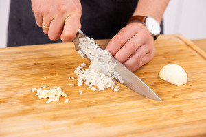 Zwiebel klein hacken.