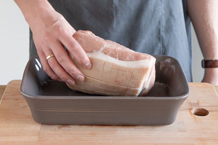 Schwarte vom Krustenbraten einritzen