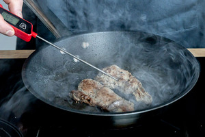 Kerntemperatur beim Lammfilet messen