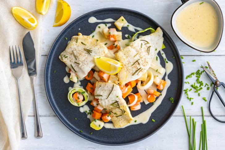 Kochfisch mit Senfsoße und Wurzelgemüse