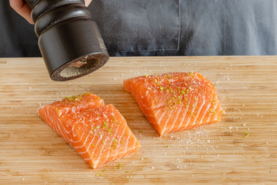 Lachs mit Salz und Pfeffer würzen