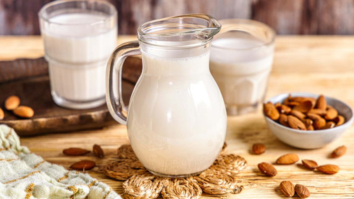 Mandelmilch selber machen: So einfach geht's! | Rezept - eat.de