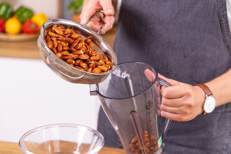Mandeln in einen Mixer geben