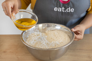 Öl zum Teig geben