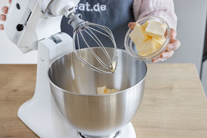 Butter in die Rührschüssel geben