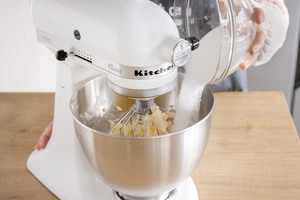 Zucker zur Butter geben