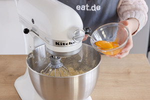 Eigelbe zur Butter in die Rührschüssel geben