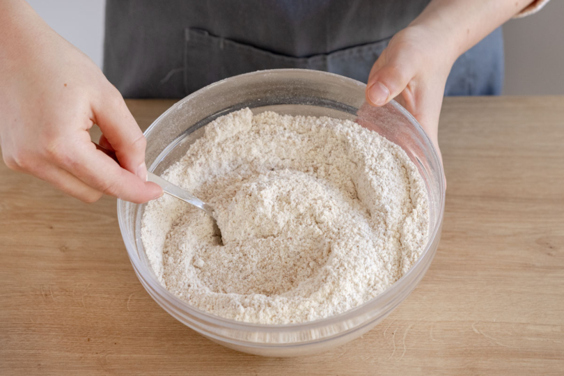Mehl, Backpulver, Salz und gemahlene Haselnüsse vermischen