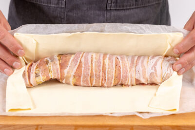 Fleisch in Blätterteig wickeln