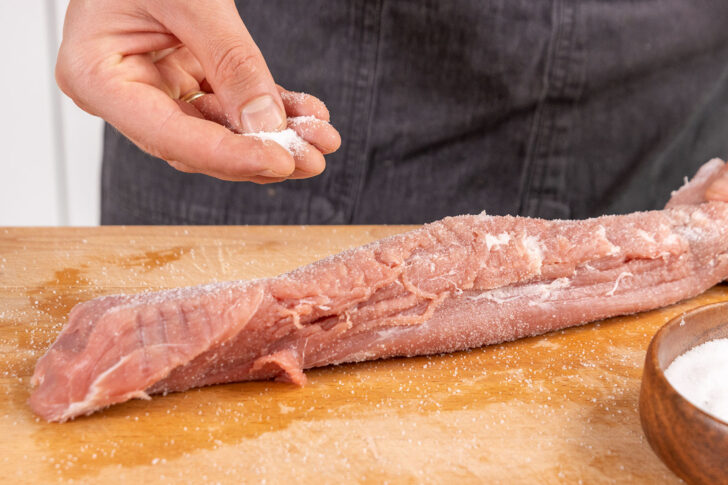 Schweinefilet salzen
