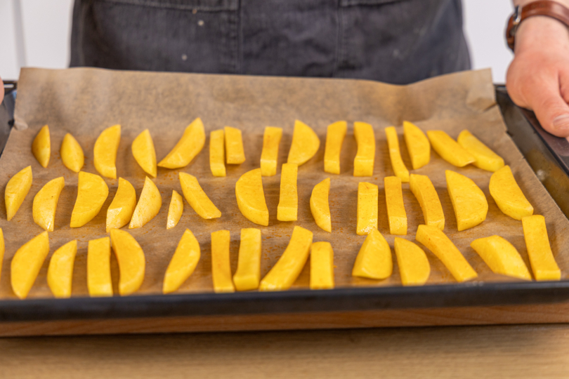 rohe Pommes auf dem Backblech