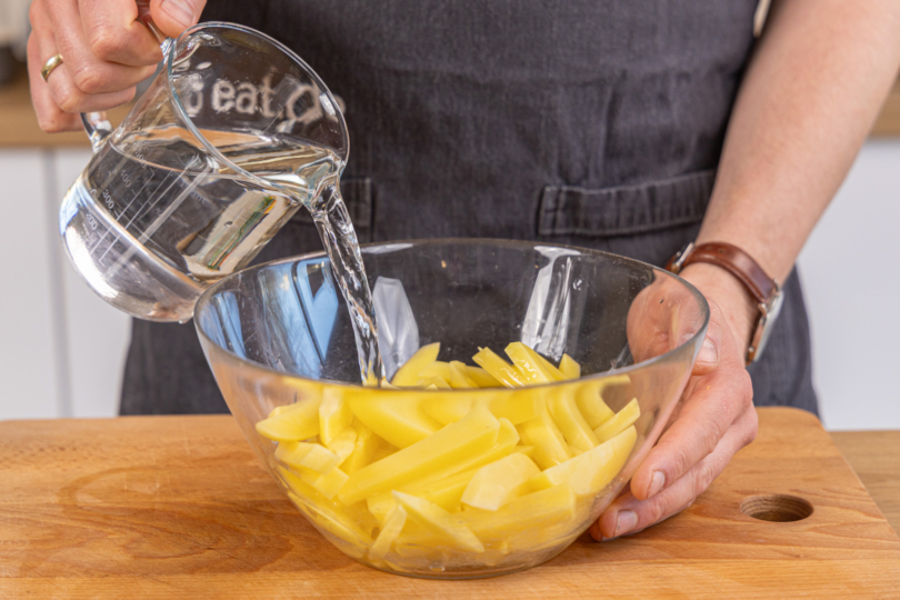 Kartoffeln mit Wasser bedecken