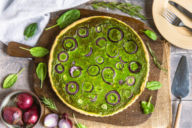 Spinatquiche mit Feta und roten Zwiebeln