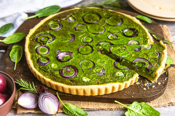 Spinatquiche mit Feta und roten Zwiebeln