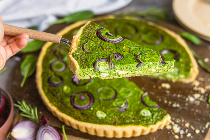 Spinatquiche mit Feta servieren