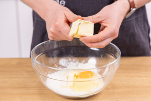 Butter in Stücken dazugeben