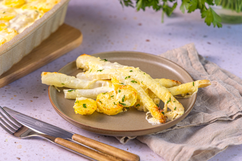 Vegetarischer Spargelauflauf mit Kartoffeln auf dem Telelr angerichtet
