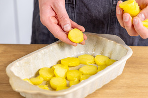 Kartoffeln in Auflaufform geben