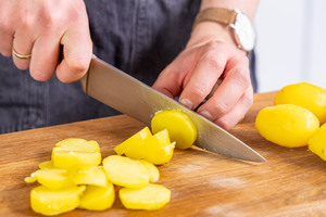 Kartoffeln in Scheiben schneiden