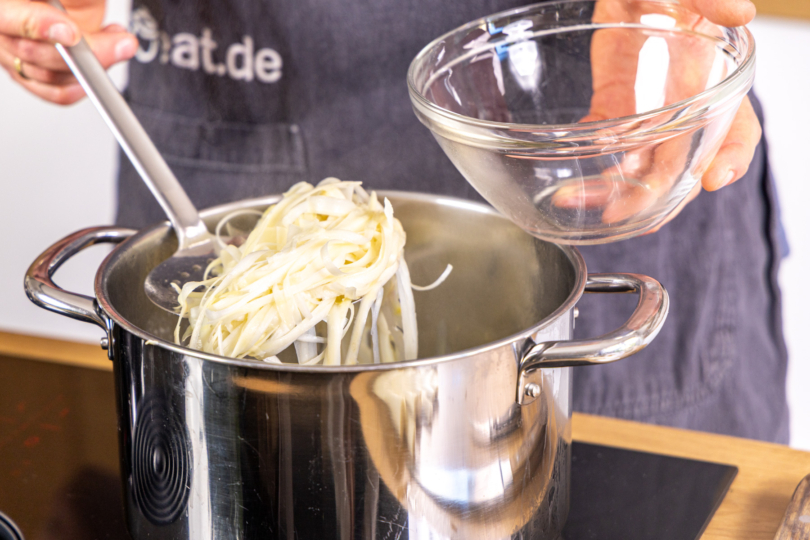 Spargelschalen abschöpfen