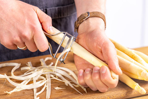 Spargel schälen