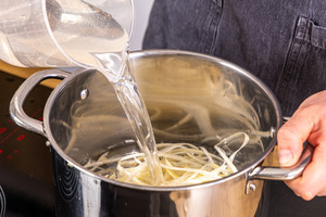 Spargelschalen mit Wasser aufgießen