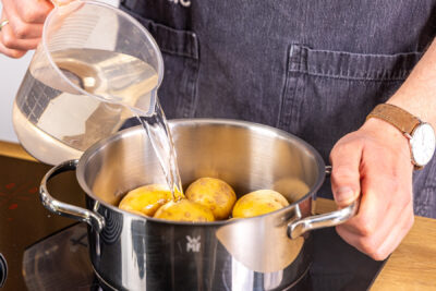 Wasser zu Kartoffeln geben