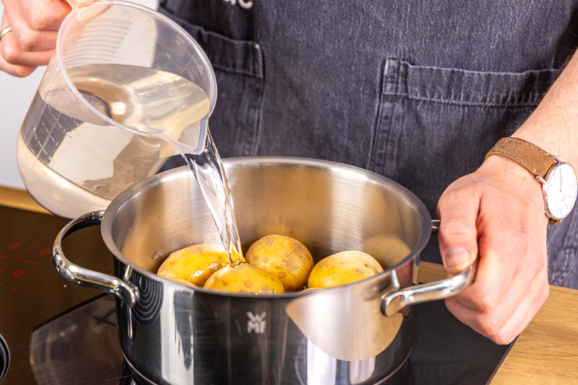 Wasser zu Kartoffeln geben