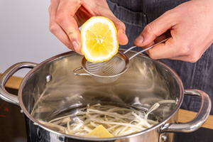 Zitronensaft frisch pressen