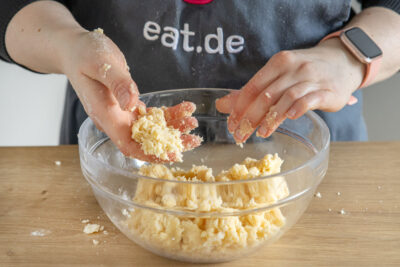 Streusel kneten