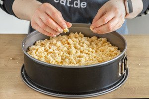 Streusel darüber geben